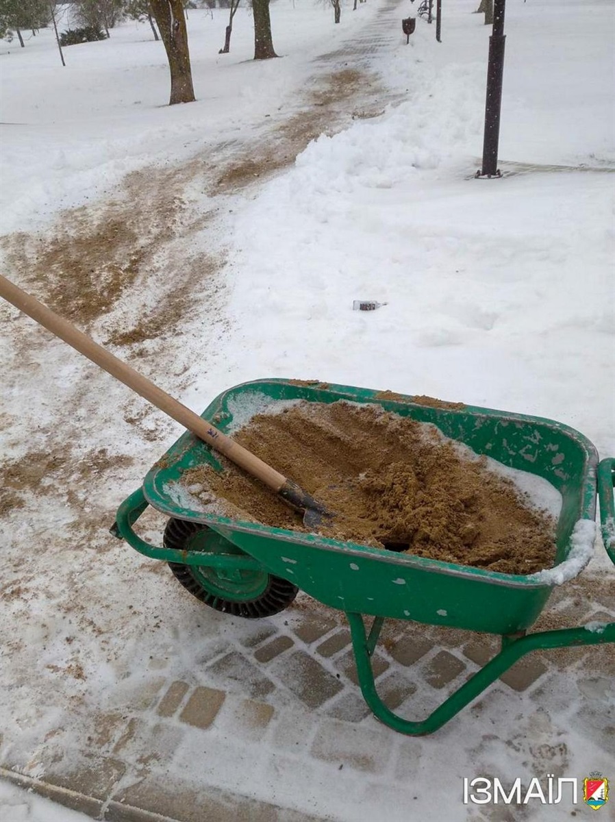 Через негоду в Ізмаїлі спеціалісти комунальних служб працюють в цілодобовому режимі