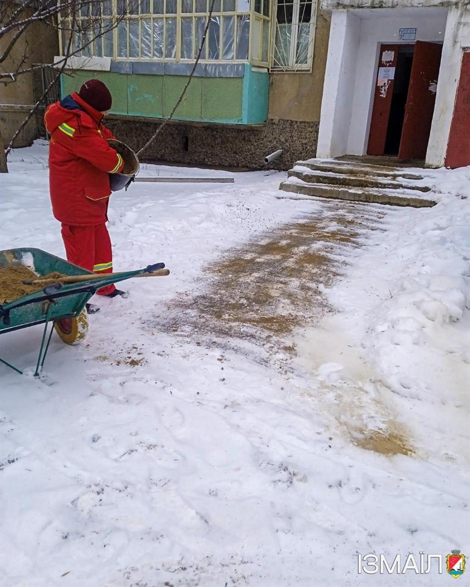 Через негоду в Ізмаїлі спеціалісти комунальних служб працюють в цілодобовому режимі