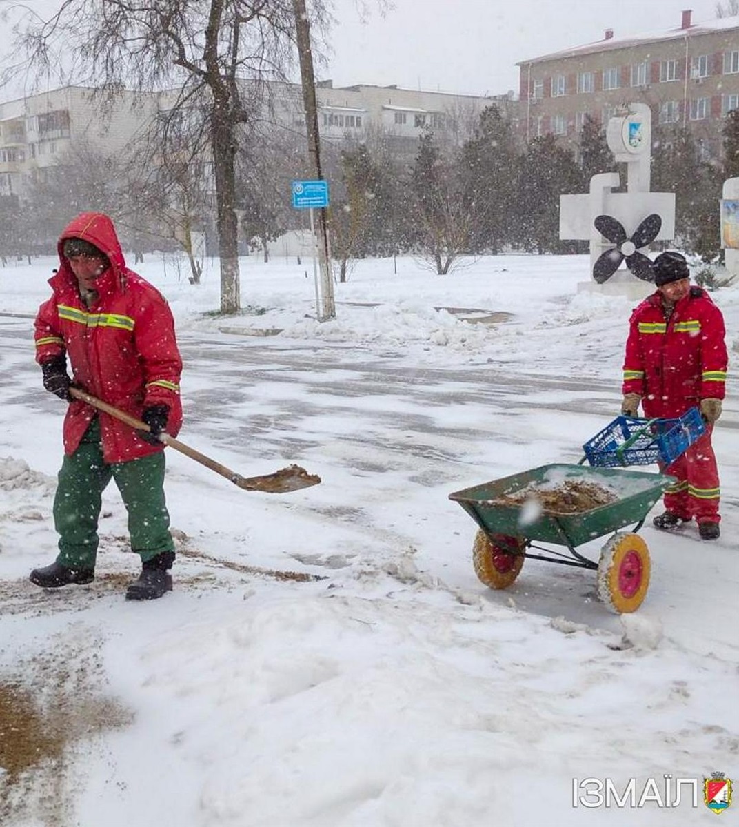 Через негоду в Ізмаїлі спеціалісти комунальних служб працюють в цілодобовому режимі