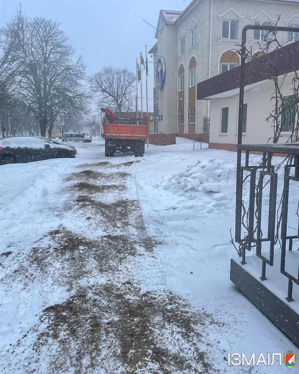 Через негоду в Ізмаїлі спеціалісти комунальних служб працюють в цілодобовому режимі