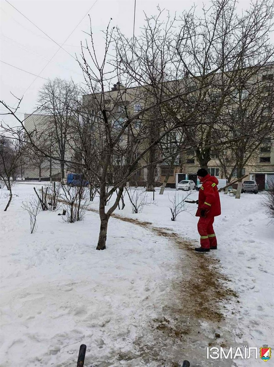 Через негоду в Ізмаїлі спеціалісти комунальних служб працюють в цілодобовому режимі
