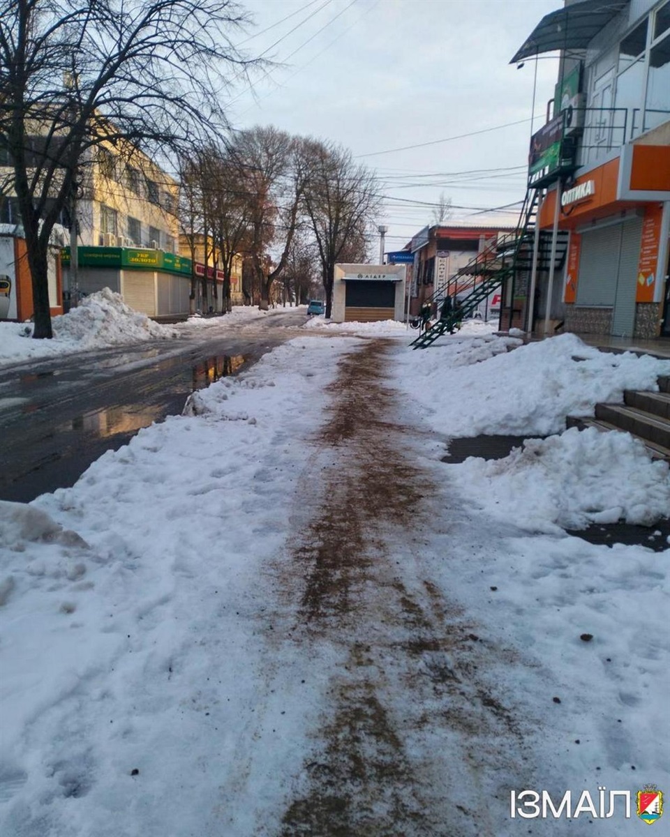 Через негоду в Ізмаїлі спеціалісти комунальних служб працюють в цілодобовому режимі