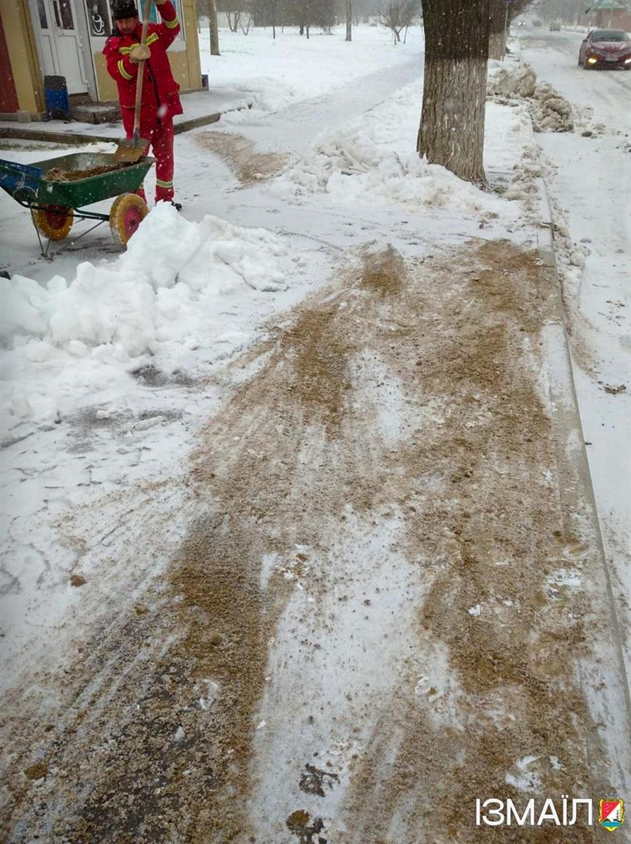 Через негоду в Ізмаїлі спеціалісти комунальних служб працюють в цілодобовому режимі