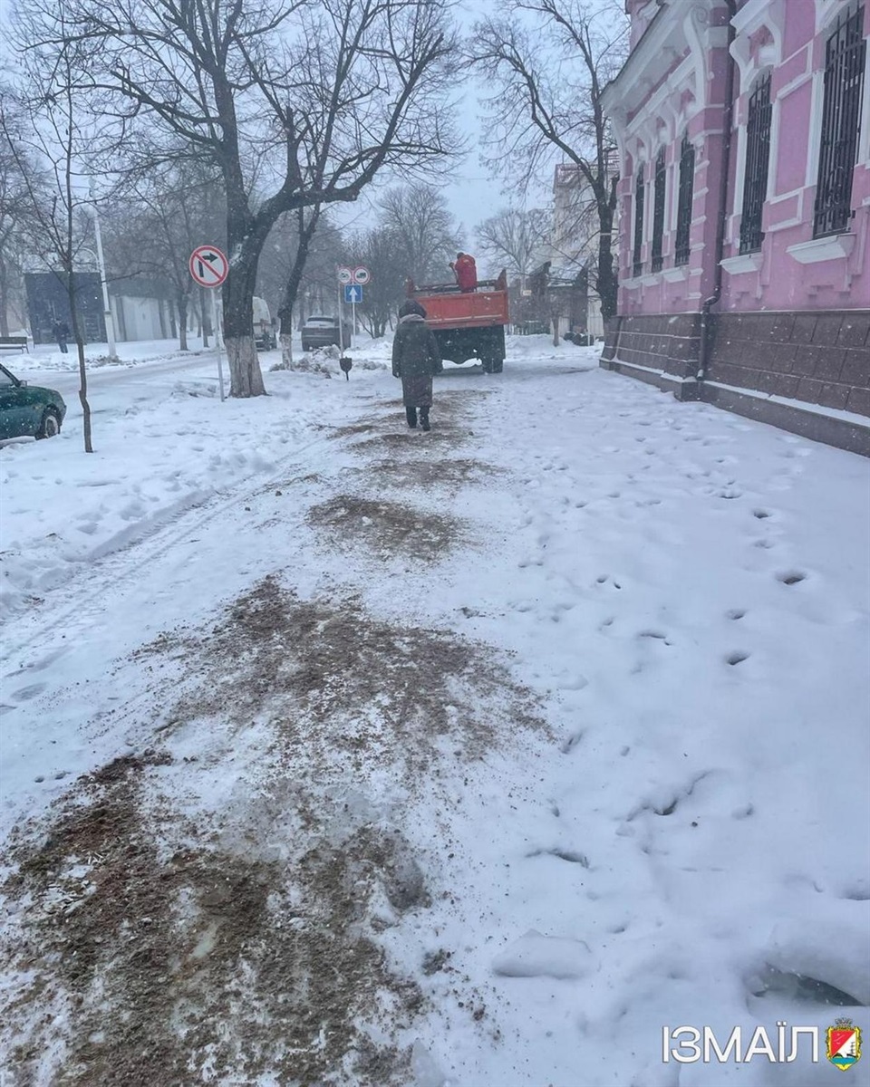 Через негоду в Ізмаїлі спеціалісти комунальних служб працюють в цілодобовому режимі
