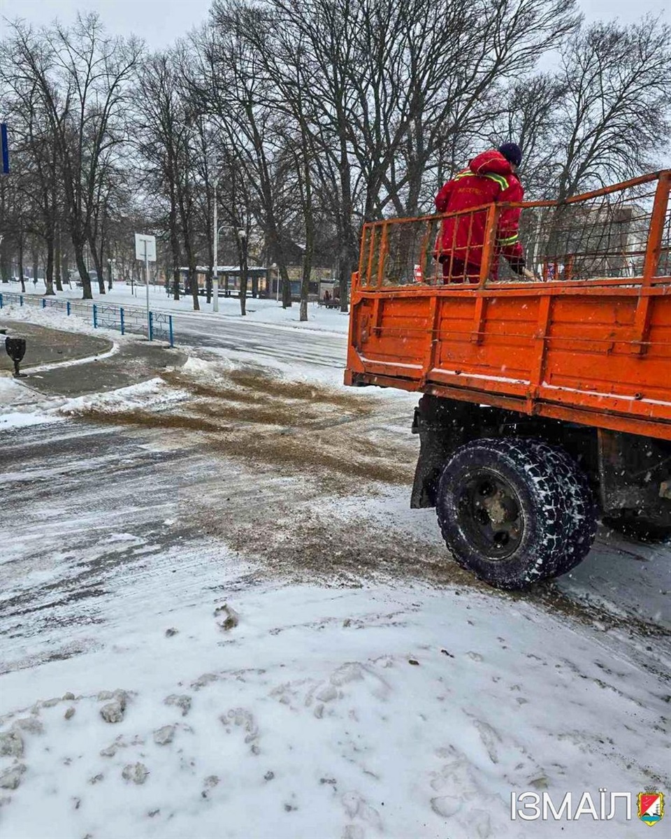 Через негоду в Ізмаїлі спеціалісти комунальних служб працюють в цілодобовому режимі