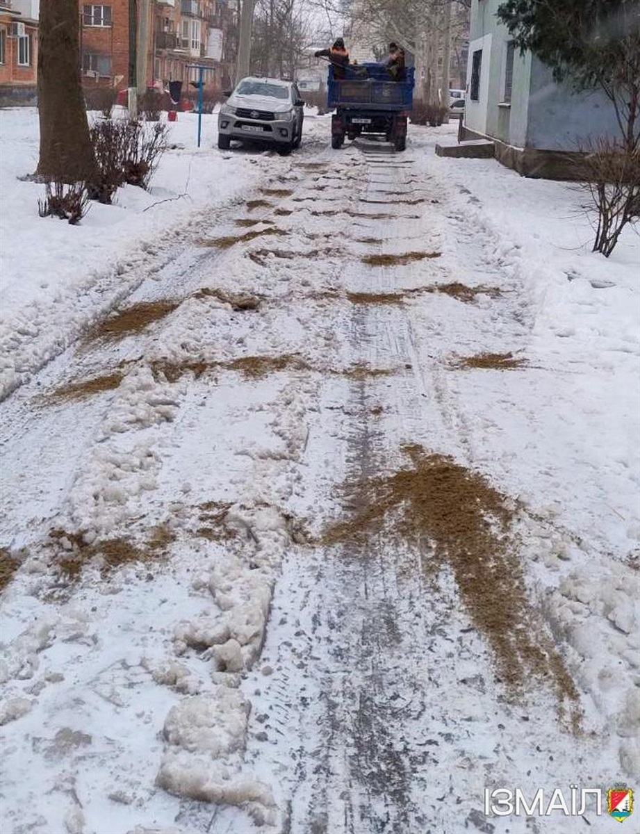 Через негоду в Ізмаїлі спеціалісти комунальних служб працюють в цілодобовому режимі