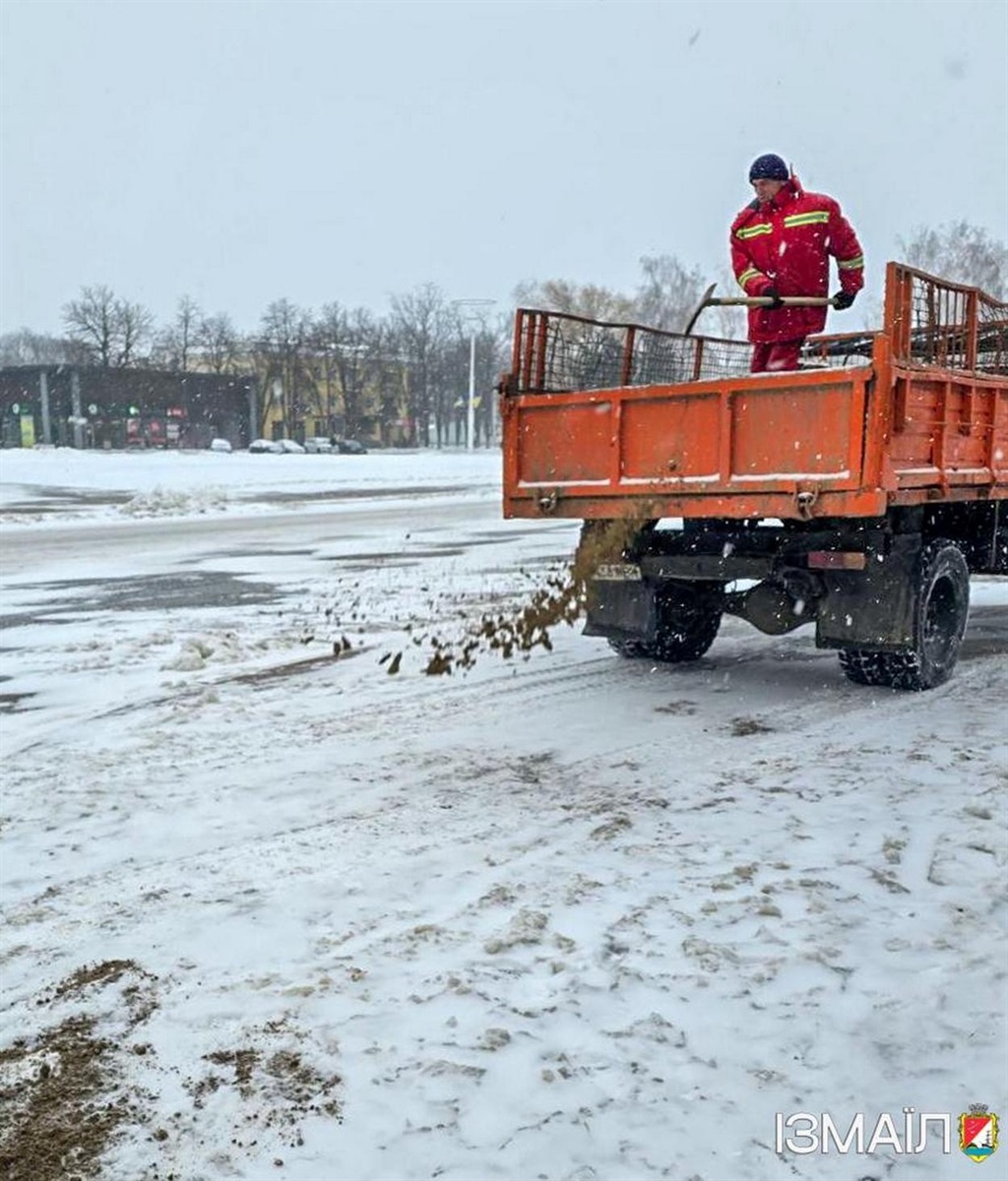 Через негоду в Ізмаїлі спеціалісти комунальних служб працюють в цілодобовому режимі