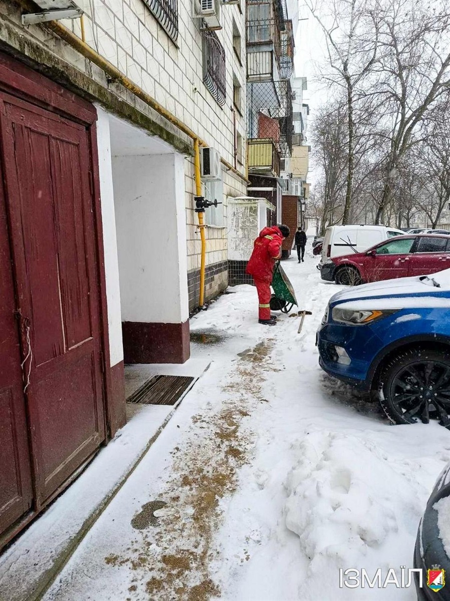 Через негоду в Ізмаїлі спеціалісти комунальних служб працюють в цілодобовому режимі