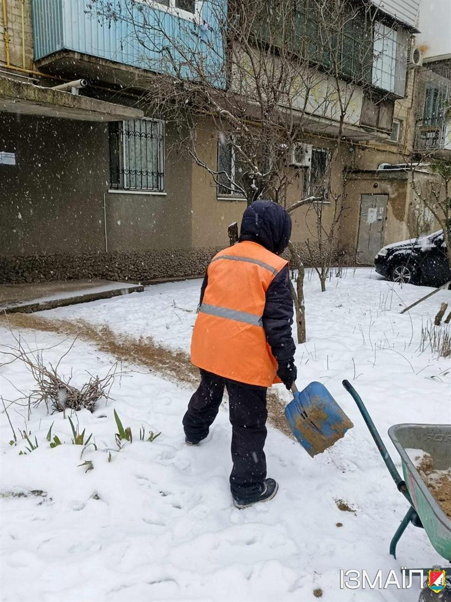 Через негоду в Ізмаїлі спеціалісти комунальних служб працюють в цілодобовому режимі