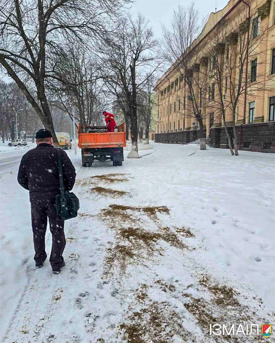 Через негоду в Ізмаїлі спеціалісти комунальних служб працюють в цілодобовому режимі