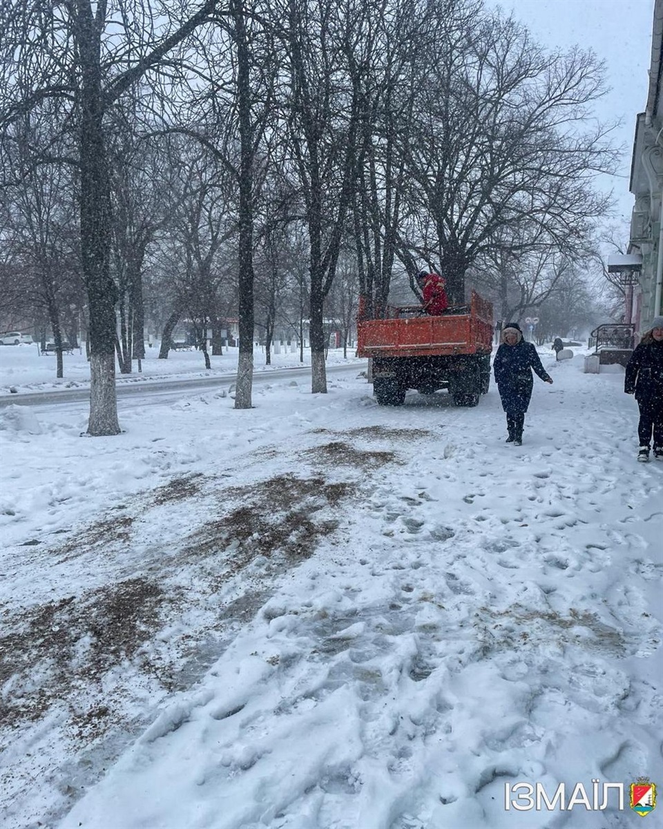 Через негоду в Ізмаїлі спеціалісти комунальних служб працюють в цілодобовому режимі