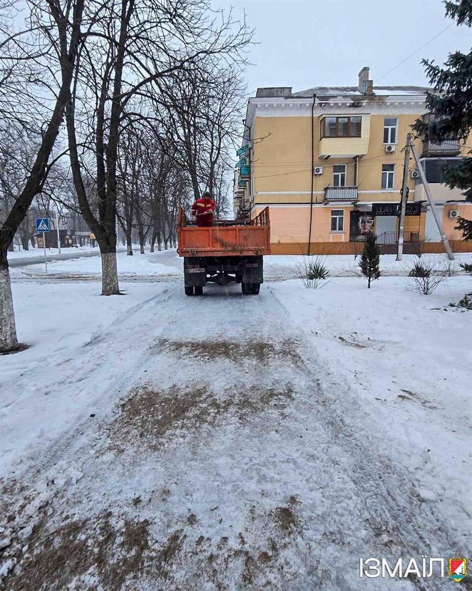 Через негоду в Ізмаїлі спеціалісти комунальних служб працюють в цілодобовому режимі