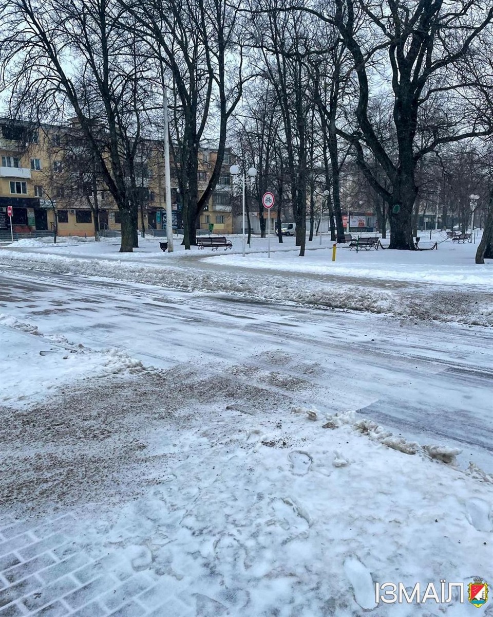 Через негоду в Ізмаїлі спеціалісти комунальних служб працюють в цілодобовому режимі