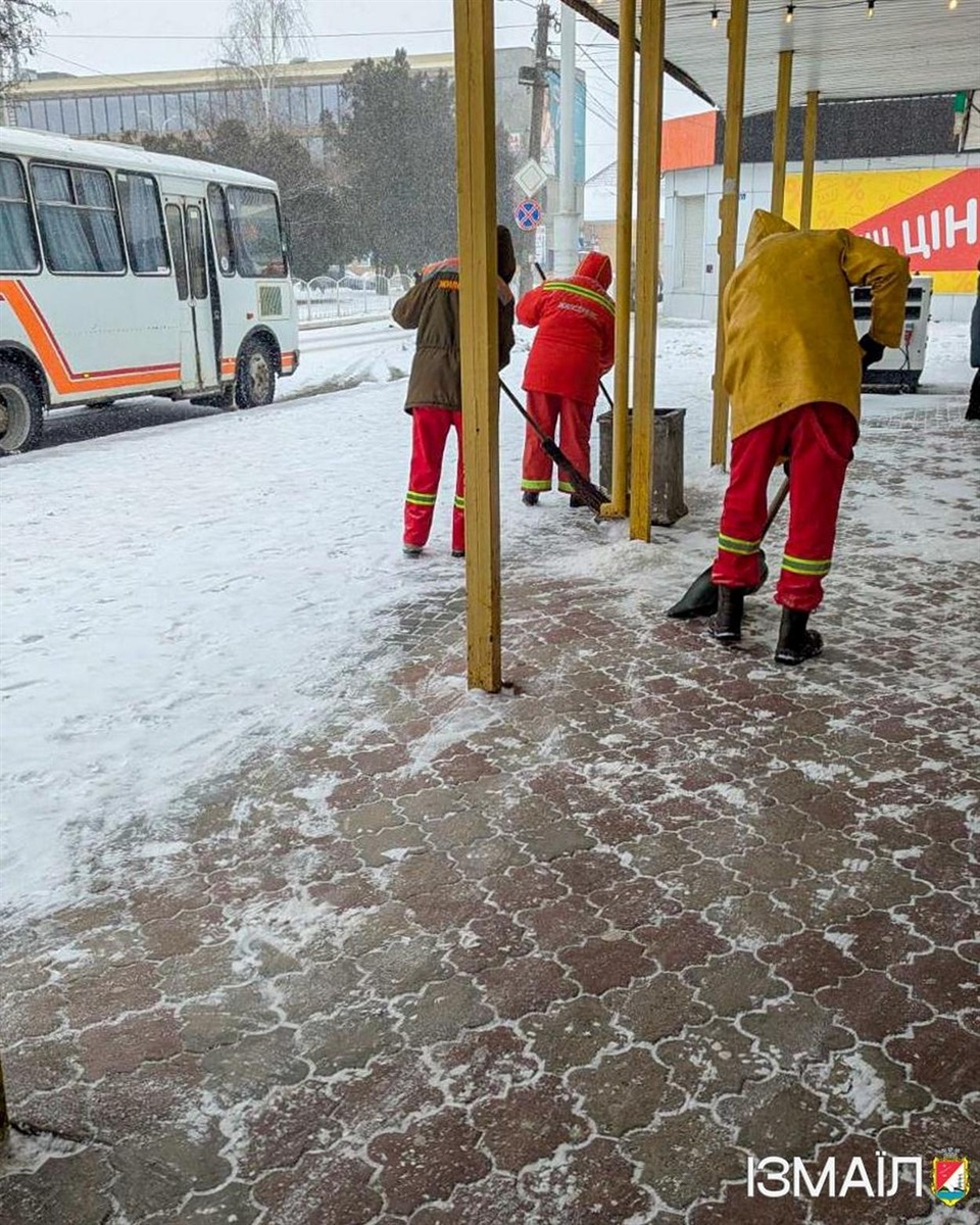 Через негоду в Ізмаїлі спеціалісти комунальних служб працюють в цілодобовому режимі