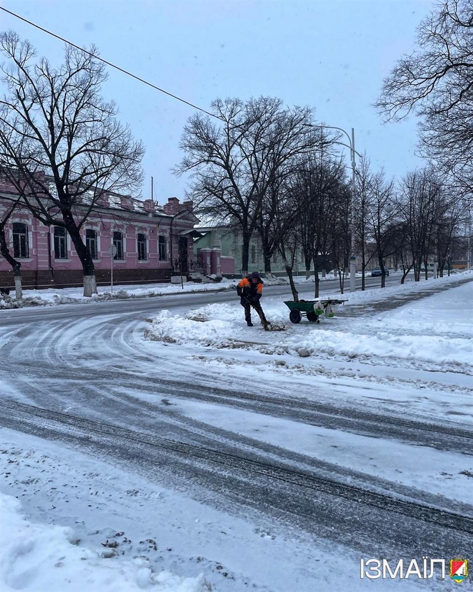 Через негоду в Ізмаїлі спеціалісти комунальних служб працюють в цілодобовому режимі