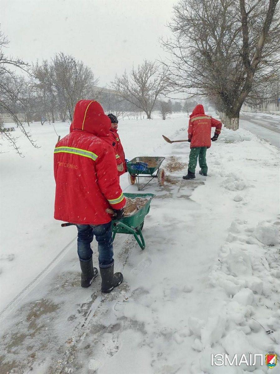 Через негоду в Ізмаїлі спеціалісти комунальних служб працюють в цілодобовому режимі