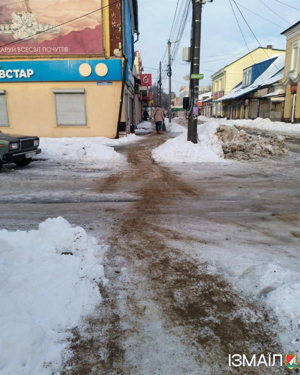 Через негоду в Ізмаїлі спеціалісти комунальних служб працюють в цілодобовому режимі