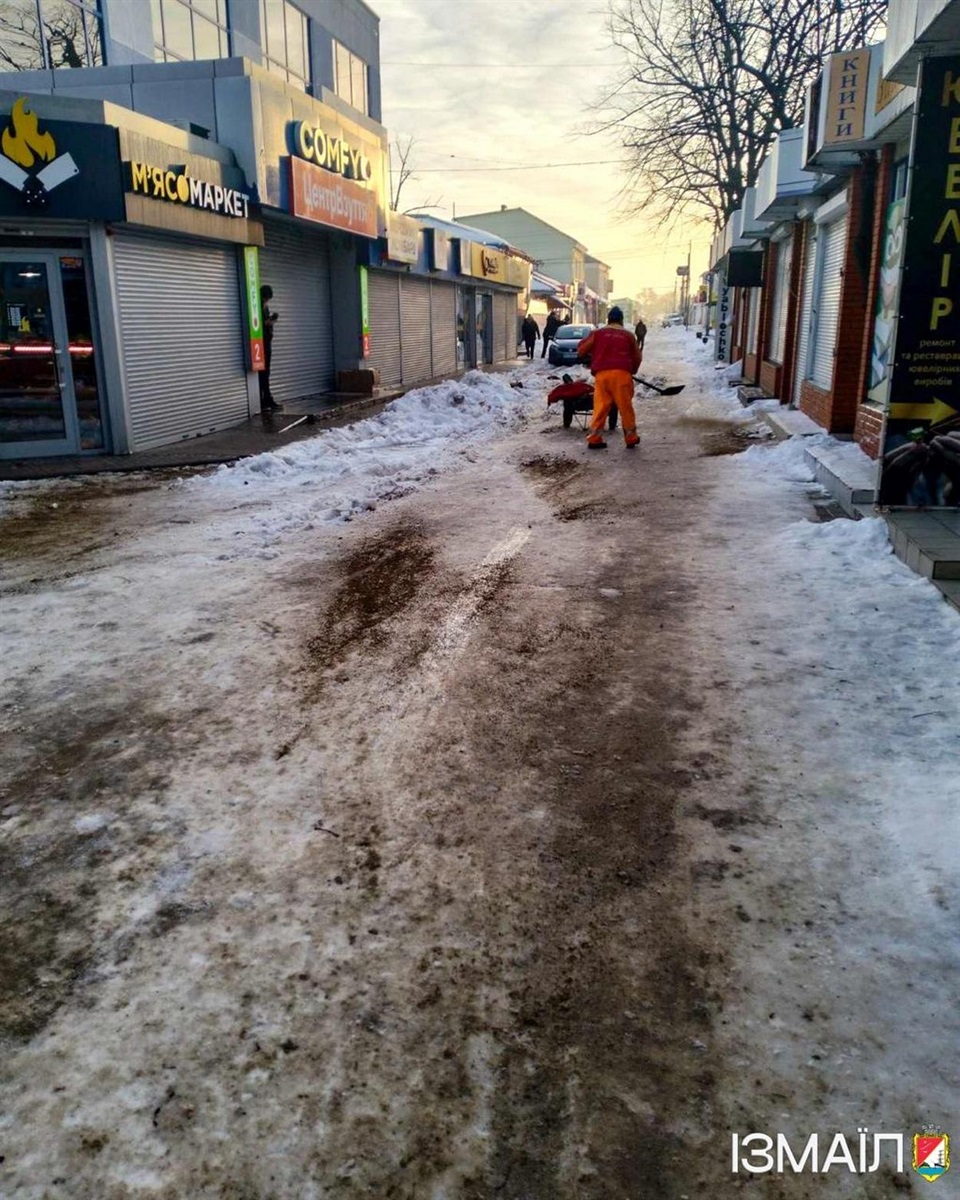 Через негоду в Ізмаїлі спеціалісти комунальних служб працюють в цілодобовому режимі