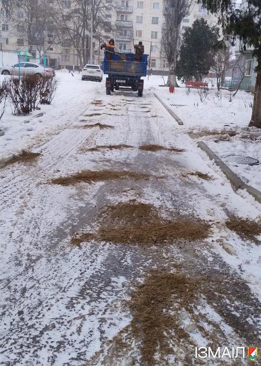 Через негоду в Ізмаїлі спеціалісти комунальних служб працюють в цілодобовому режимі