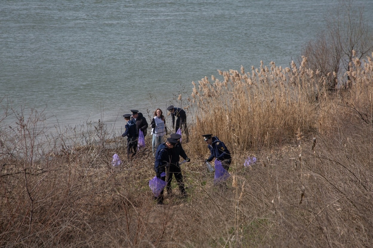 В Ізмаїлі в рамках екологічної акції молодь прибрала територію вздовж Дунаю