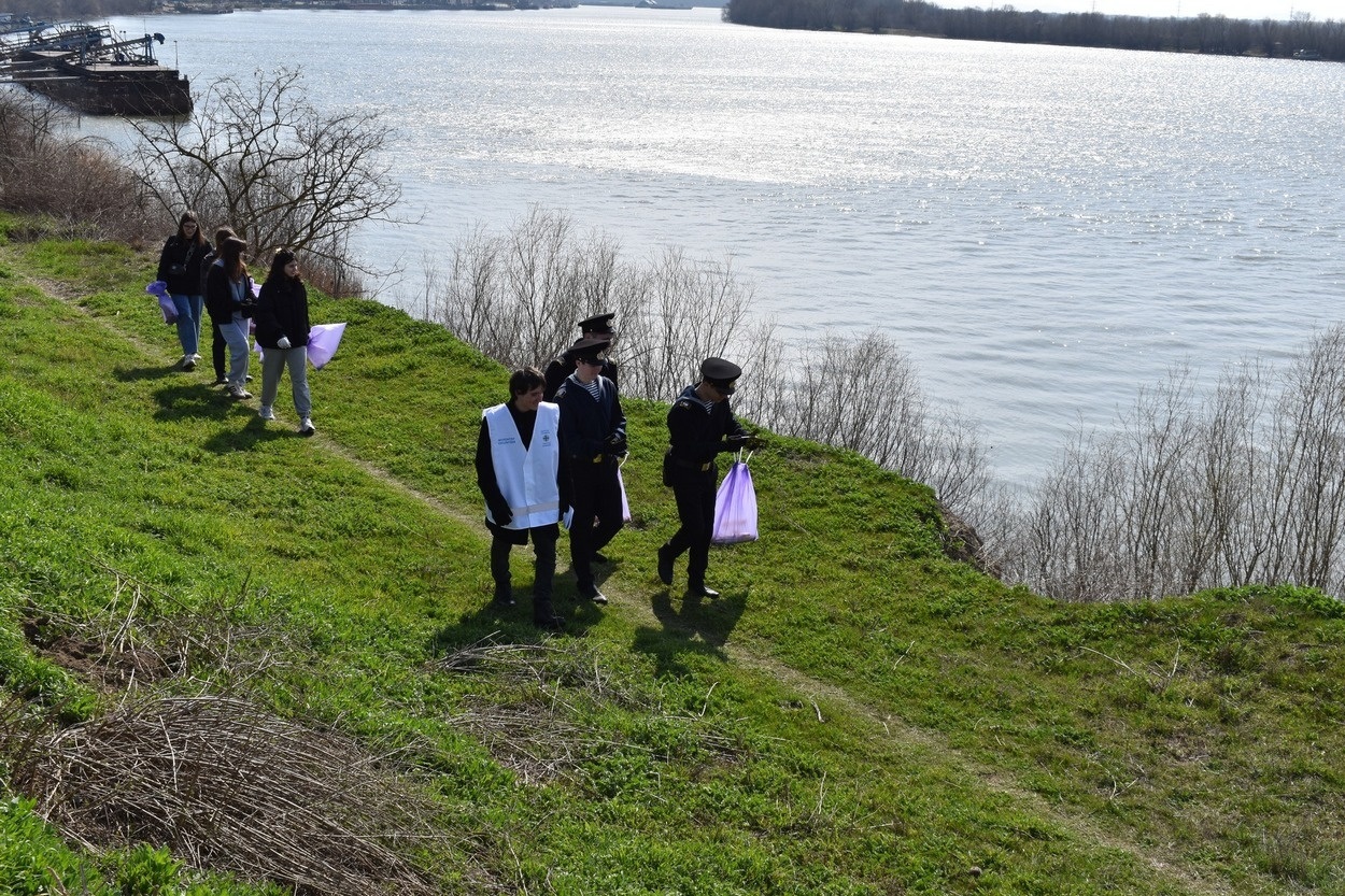 В Ізмаїлі в рамках екологічної акції молодь прибрала територію вздовж Дунаю