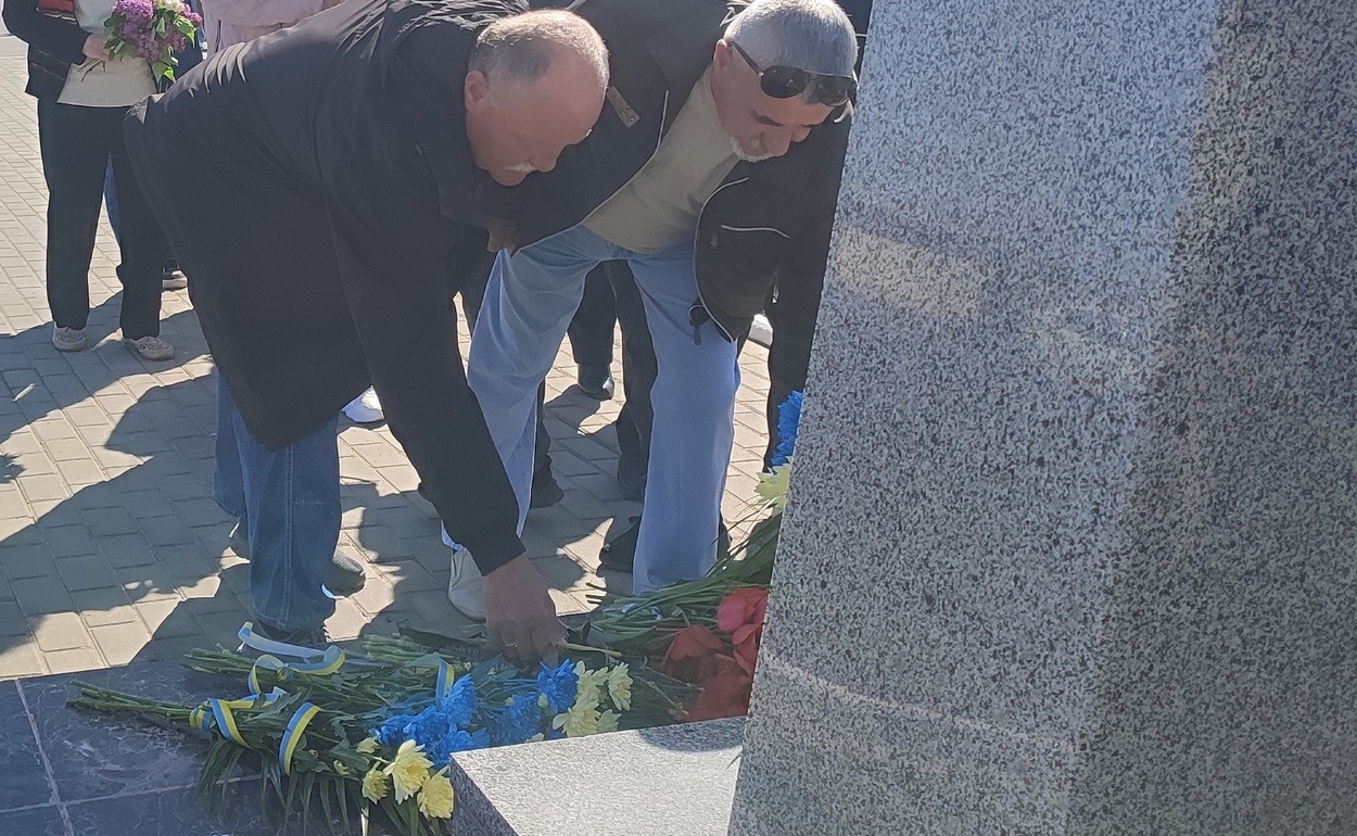 У 40-ві роковини аварії на ЧАЕС в Ізмаїлі поклали квіти до памʼятного знака ліквідаторам