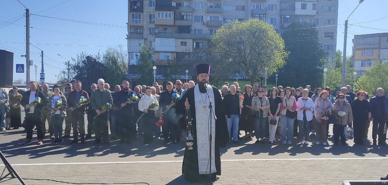 У 40-ві роковини аварії на ЧАЕС в Ізмаїлі поклали квіти до памʼятного знака ліквідаторам