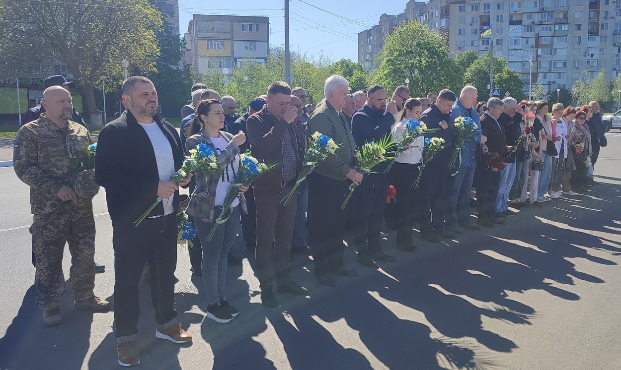 У 40-ві роковини аварії на ЧАЕС в Ізмаїлі поклали квіти до памʼятного знака ліквідаторам