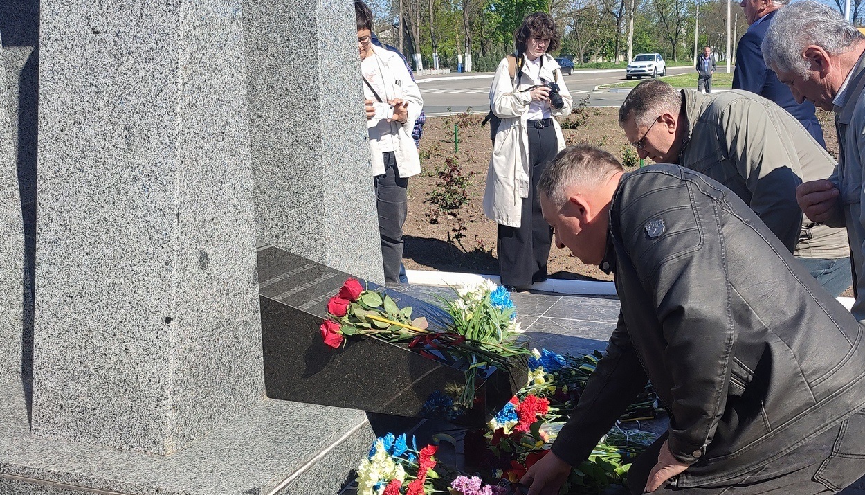 У 40-ві роковини аварії на ЧАЕС в Ізмаїлі поклали квіти до памʼятного знака ліквідаторам