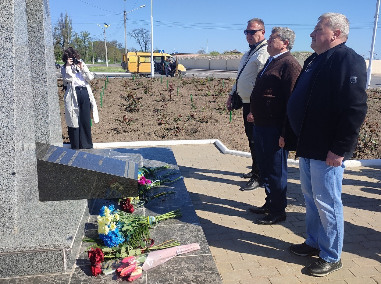 У 40-ві роковини аварії на ЧАЕС в Ізмаїлі поклали квіти до памʼятного знака ліквідаторам