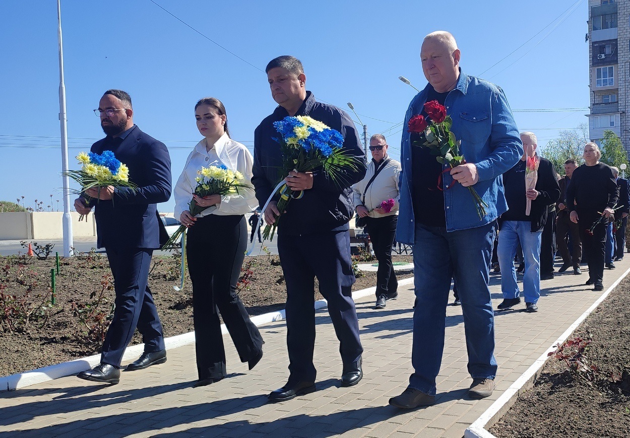 У 40-ві роковини аварії на ЧАЕС в Ізмаїлі поклали квіти до памʼятного знака ліквідаторам