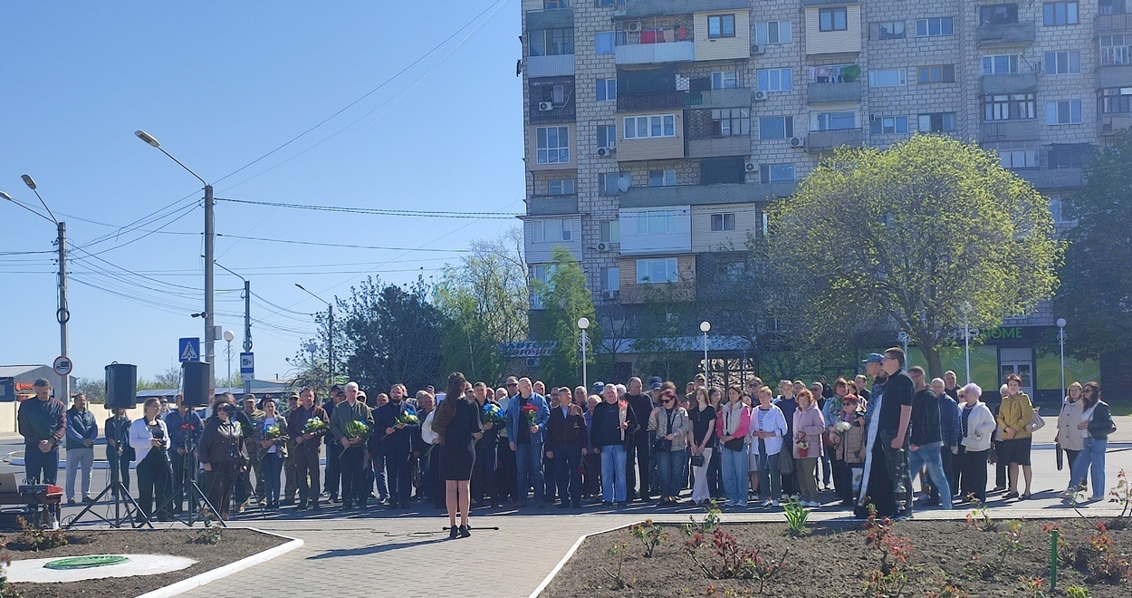 У 40-ві роковини аварії на ЧАЕС в Ізмаїлі поклали квіти до памʼятного знака ліквідаторам