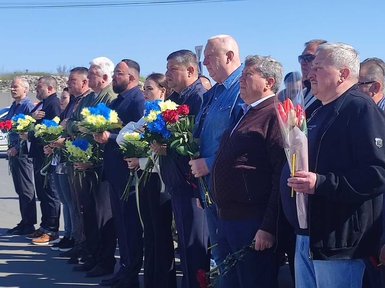 У 40-ві роковини аварії на ЧАЕС в Ізмаїлі поклали квіти до памʼятного знака ліквідаторам