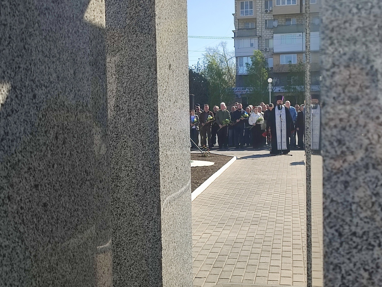 У 40-ві роковини аварії на ЧАЕС в Ізмаїлі поклали квіти до памʼятного знака ліквідаторам