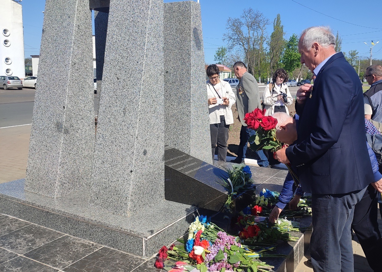 У 40-ві роковини аварії на ЧАЕС в Ізмаїлі поклали квіти до памʼятного знака ліквідаторам