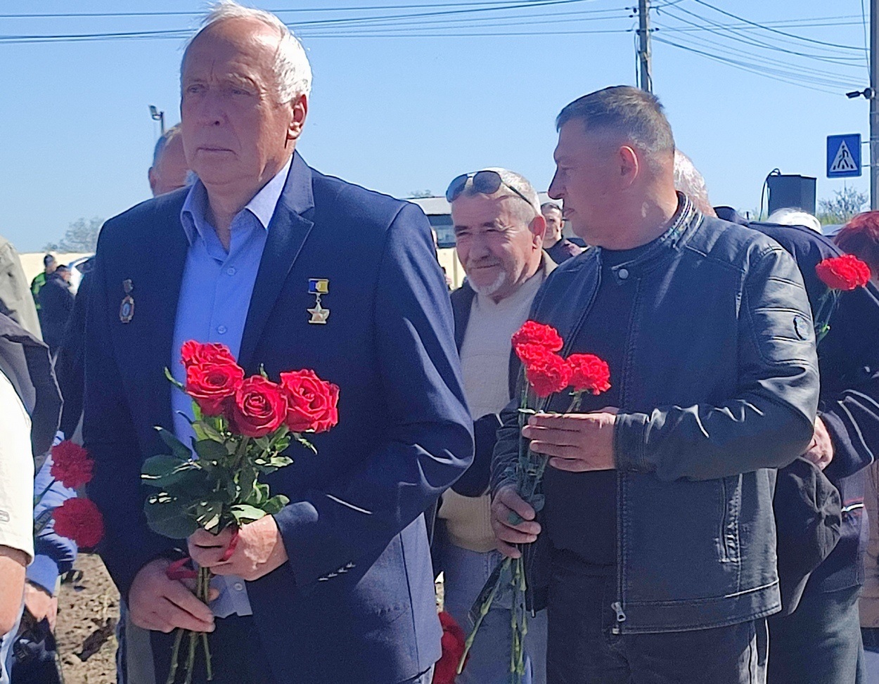 У 40-ві роковини аварії на ЧАЕС в Ізмаїлі поклали квіти до памʼятного знака ліквідаторам