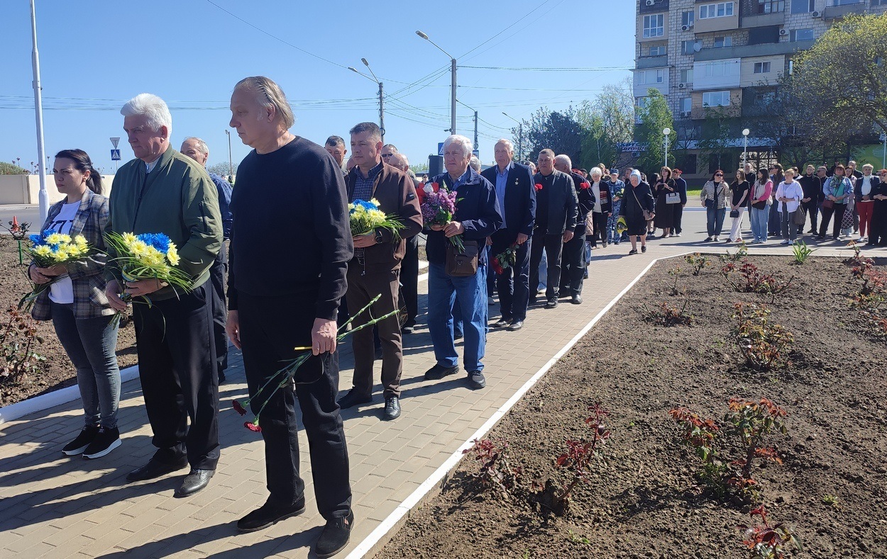 У 40-ві роковини аварії на ЧАЕС в Ізмаїлі поклали квіти до памʼятного знака ліквідаторам