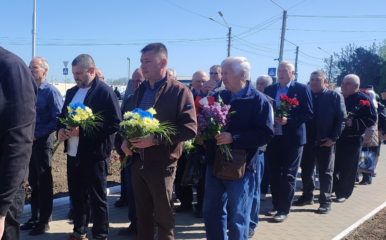 У 40-ві роковини аварії на ЧАЕС в Ізмаїлі поклали квіти до памʼятного знака ліквідаторам