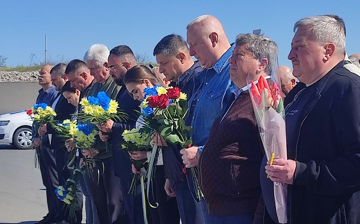 У 40-ві роковини аварії на ЧАЕС в Ізмаїлі поклали квіти до памʼятного знака ліквідаторам