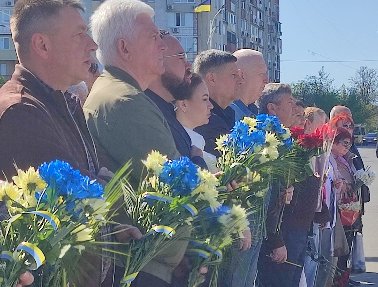 У 40-ві роковини аварії на ЧАЕС в Ізмаїлі поклали квіти до памʼятного знака ліквідаторам