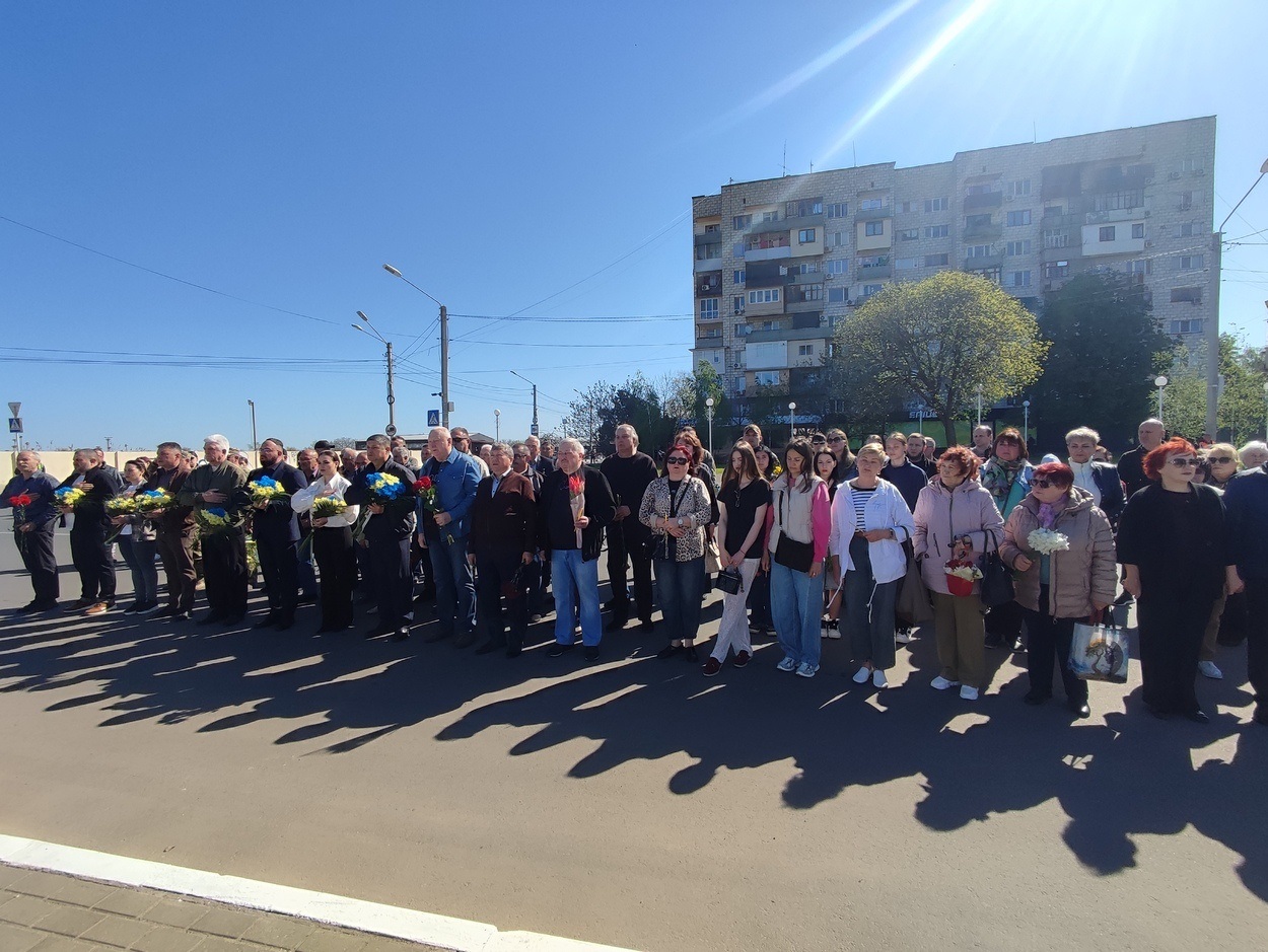 У 40-ві роковини аварії на ЧАЕС в Ізмаїлі поклали квіти до памʼятного знака ліквідаторам