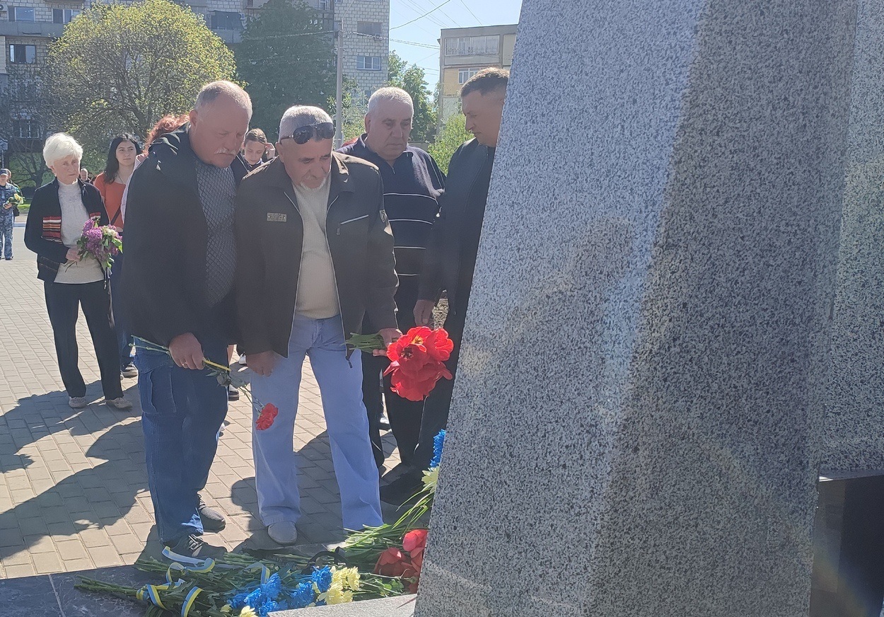 У 40-ві роковини аварії на ЧАЕС в Ізмаїлі поклали квіти до памʼятного знака ліквідаторам