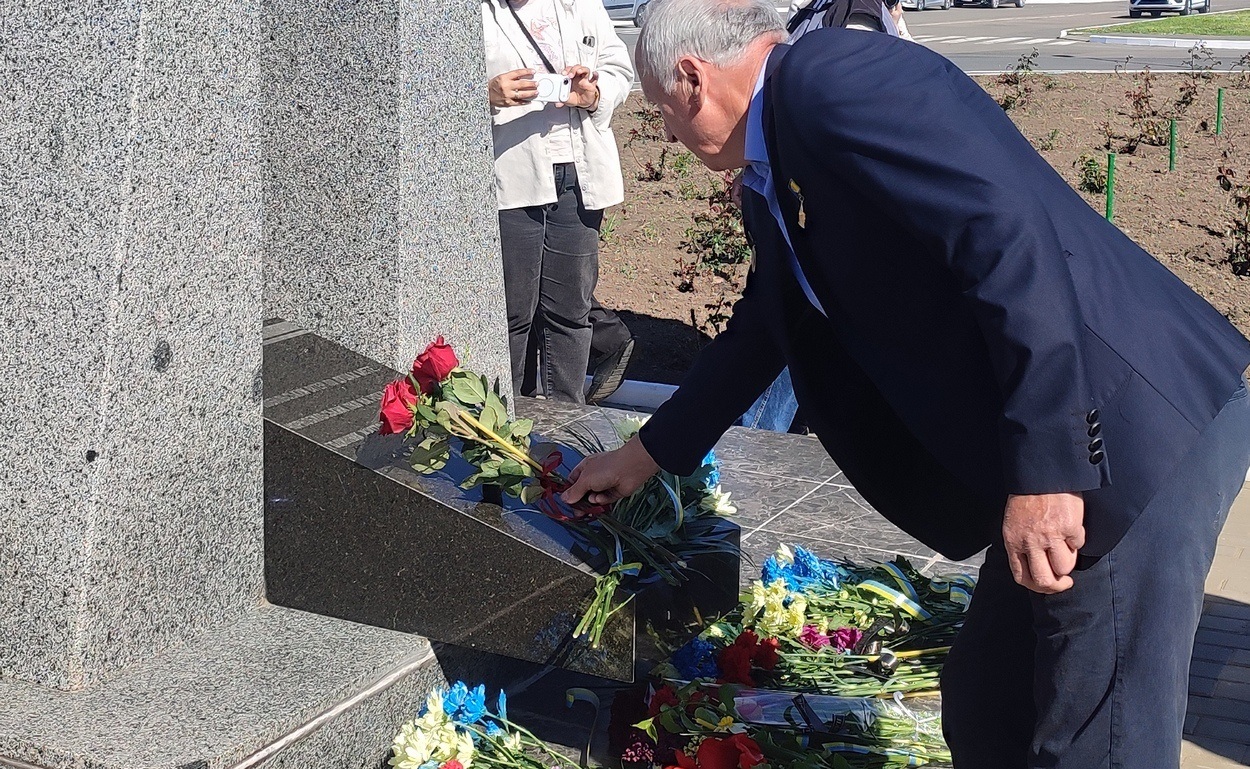 У 40-ві роковини аварії на ЧАЕС в Ізмаїлі поклали квіти до памʼятного знака ліквідаторам