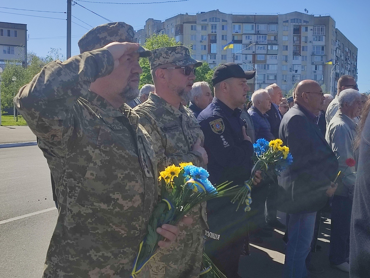 У 40-ві роковини аварії на ЧАЕС в Ізмаїлі поклали квіти до памʼятного знака ліквідаторам