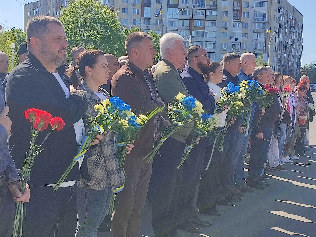 У 40-ві роковини аварії на ЧАЕС в Ізмаїлі поклали квіти до памʼятного знака ліквідаторам