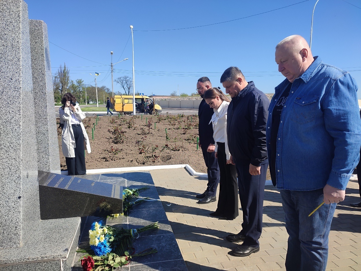 У 40-ві роковини аварії на ЧАЕС в Ізмаїлі поклали квіти до памʼятного знака ліквідаторам