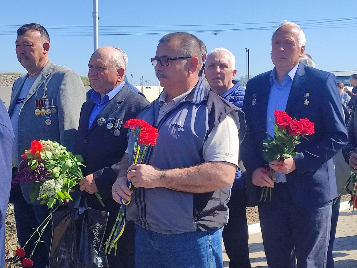 У 40-ві роковини аварії на ЧАЕС в Ізмаїлі поклали квіти до памʼятного знака ліквідаторам