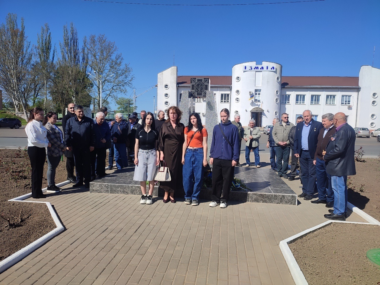 У 40-ві роковини аварії на ЧАЕС в Ізмаїлі поклали квіти до памʼятного знака ліквідаторам