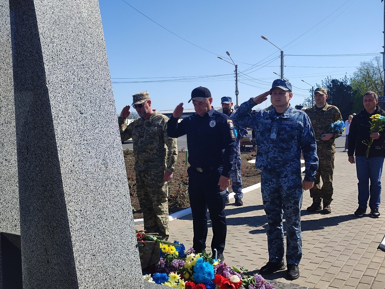 У 40-ві роковини аварії на ЧАЕС в Ізмаїлі поклали квіти до памʼятного знака ліквідаторам