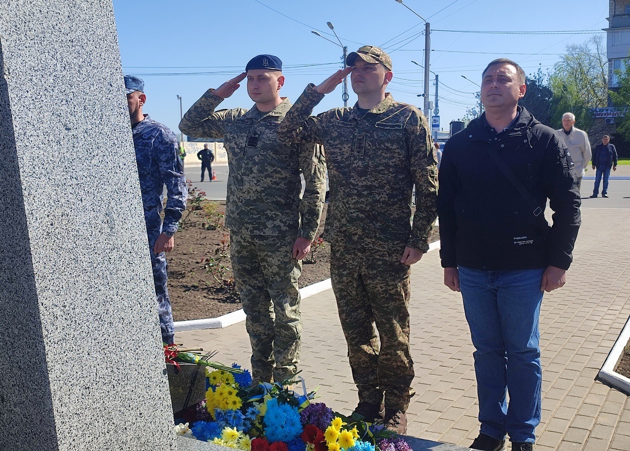 У 40-ві роковини аварії на ЧАЕС в Ізмаїлі поклали квіти до памʼятного знака ліквідаторам